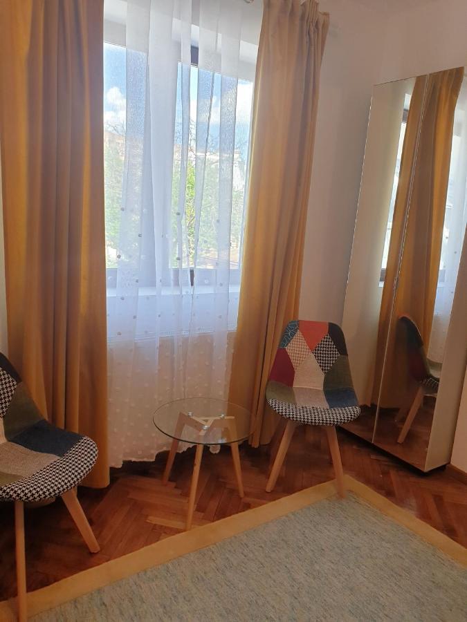 Studio Yellow - Piata Victoriei Boekarest Buitenkant foto
