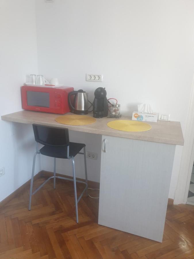 Studio Yellow - Piata Victoriei Boekarest Buitenkant foto