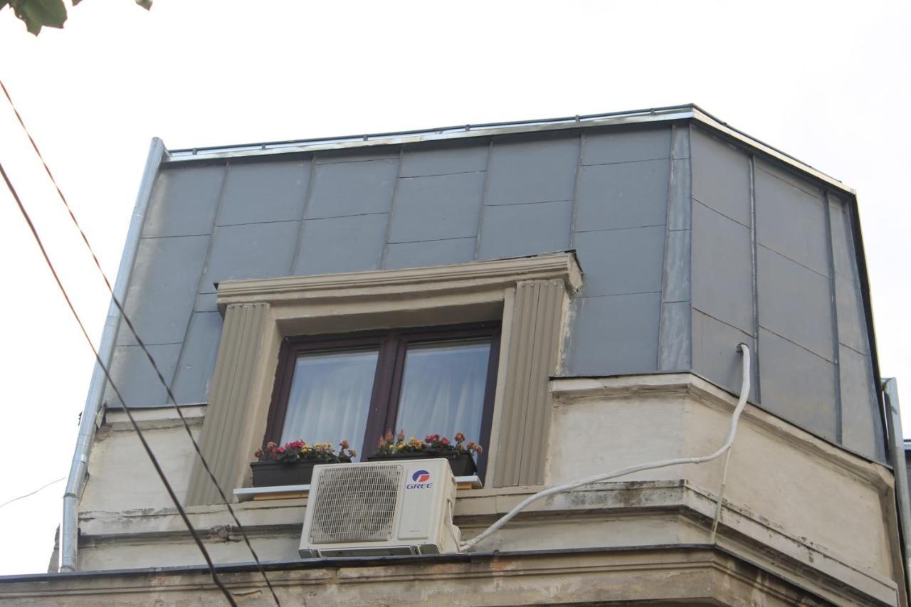 Studio Yellow - Piata Victoriei Boekarest Buitenkant foto